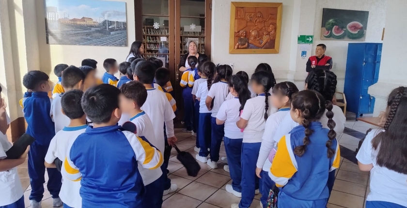 Estudiantes visitan la Biblioteca Pública y participan en una actividad por el Día de la Mujer
